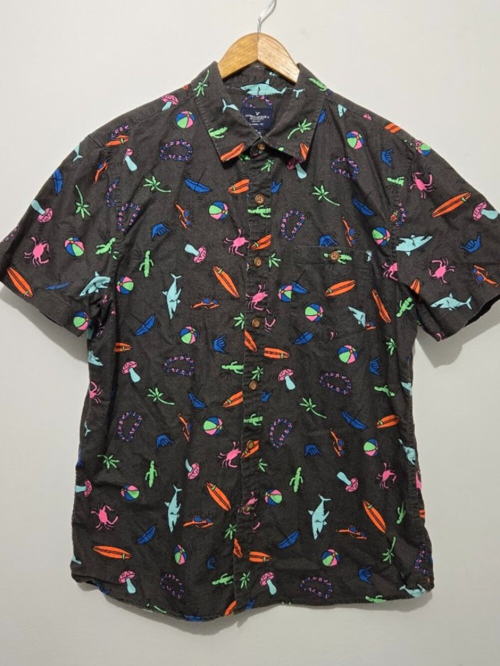 American Eagle Mens Beach All Over Print Button Up Shirt Sz L Vaca Surf Tropical